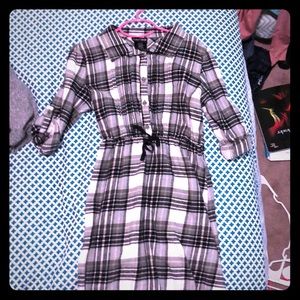 black and white dress, rolled up sleeves, buttoned